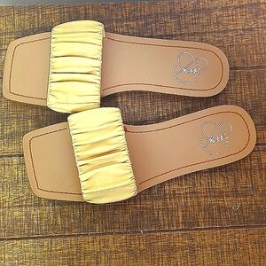 NWOT Oasis Society Sandals